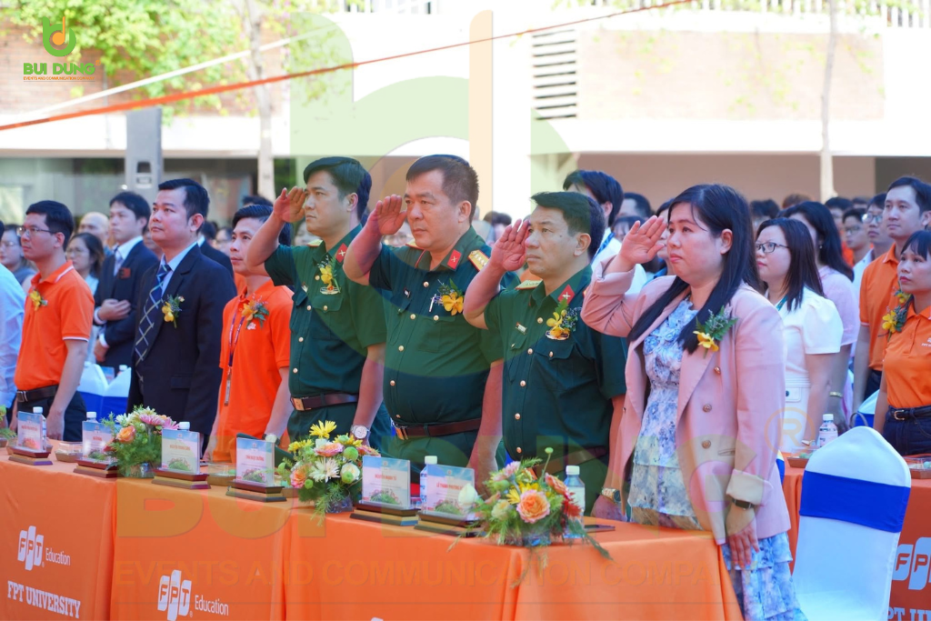 Buổi khai khảng nghiêm trang