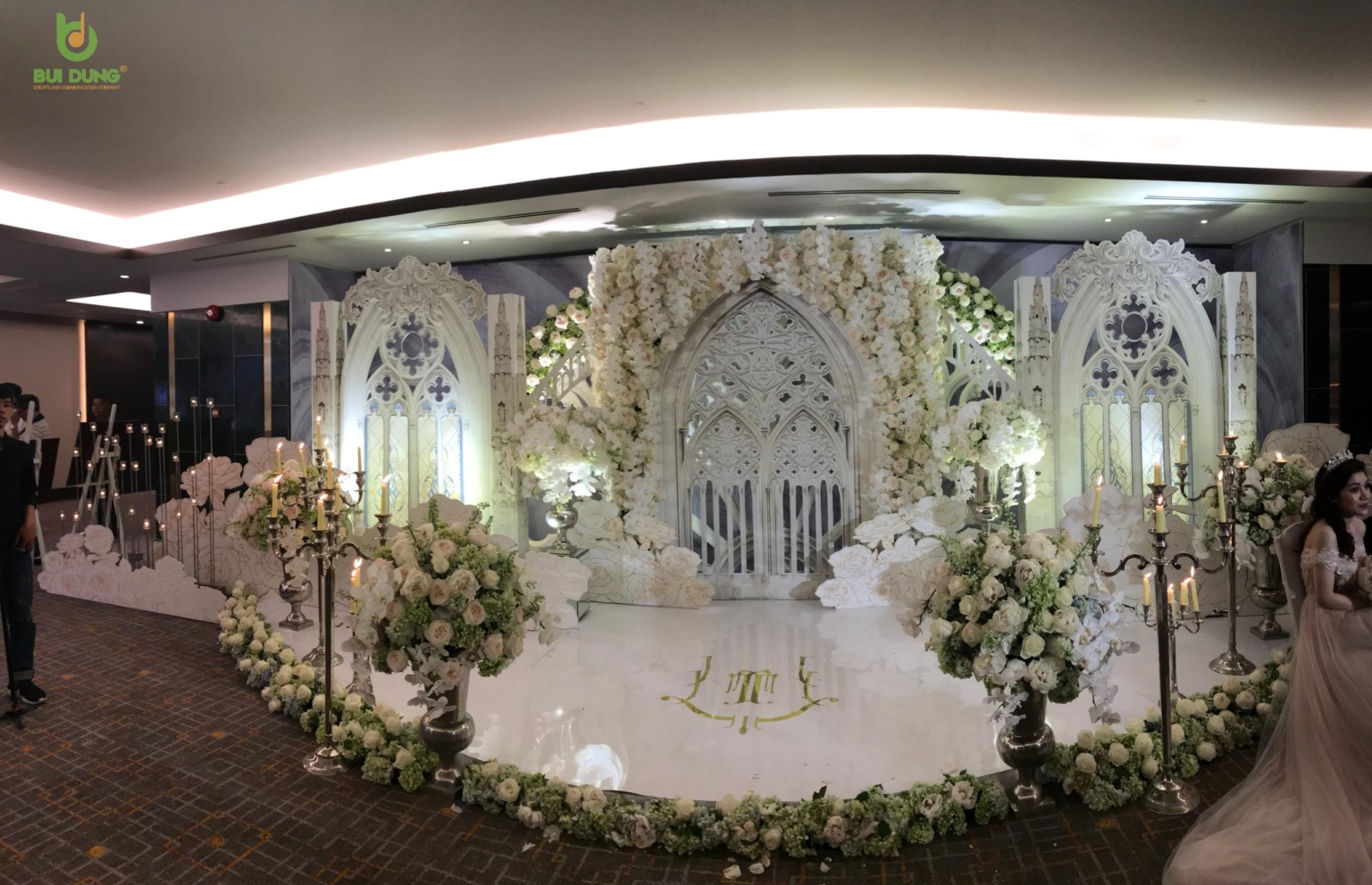 backdrop được trang trí bằng hoa tươi